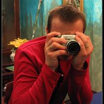 Muž s fotografickou maskou...