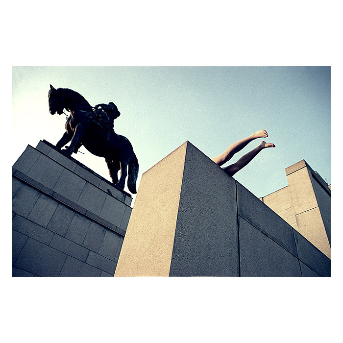 Přes pomníky hrdinů