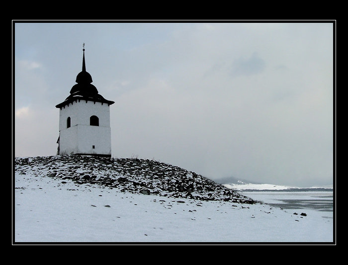 Kostolik pri Liptovskej Mare v zime...