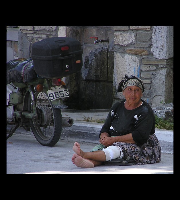 smířená s osudem....