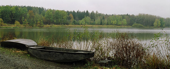Pramice u rybníka