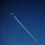 bělostný kříž a tmavomodrá hlubina