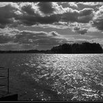 Lehce poházené mraky nad jezerem