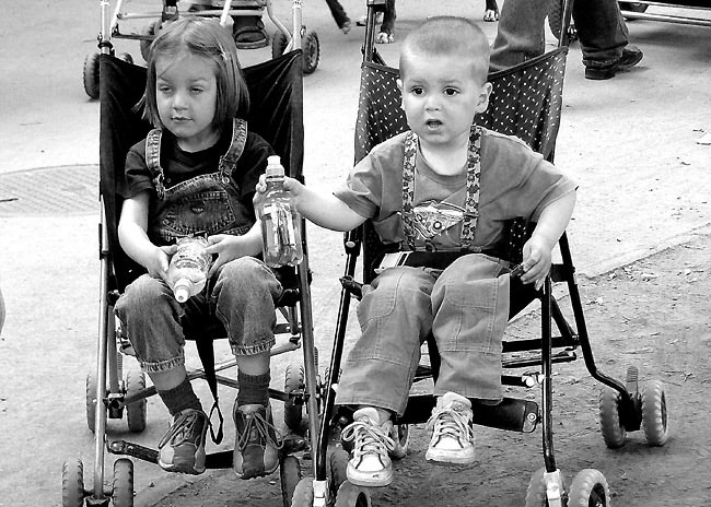 Podrž mi to, jdu zvracet!