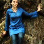 Míša před velikým stromem