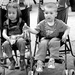 Podrž mi to, jdu zvracet!