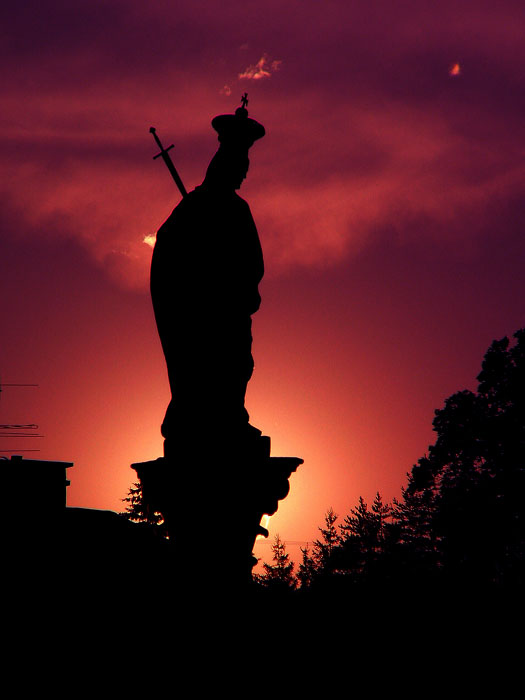 socha v polici nad metují