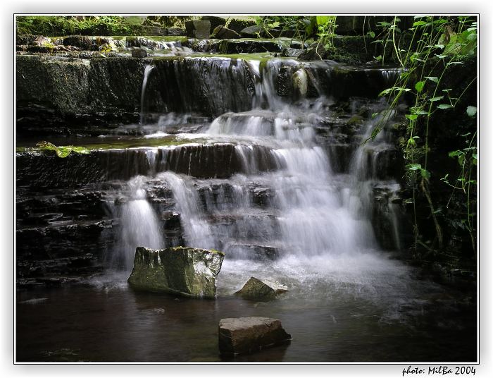 Teče voda teče,  po kameni ....