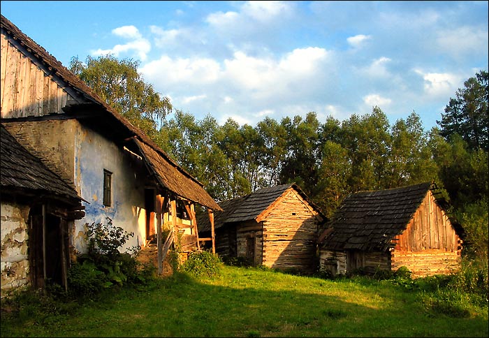 Stará gazdovská usadlosť v zapadajúcom slnku
