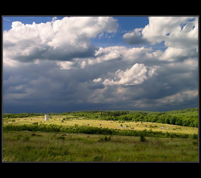 Nad vojenským táhnou mraky...