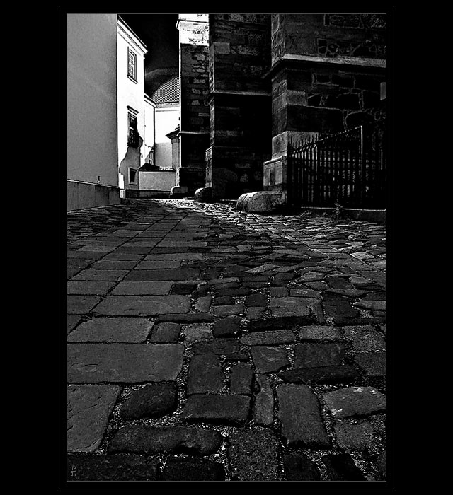 <b> ...a noc nahlas mlčí...<br></b>( Brno - Petrov )<hr><b>