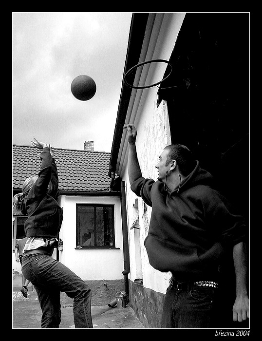 ... basketbal na dvoře ...