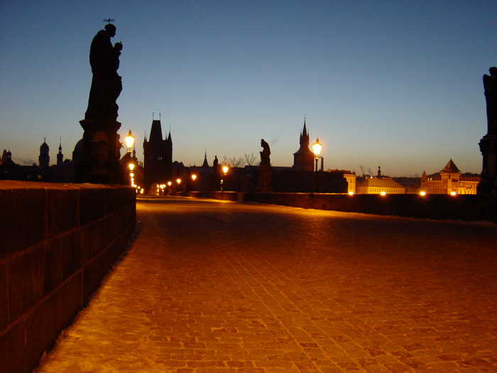 Svítání na Karlově mostě