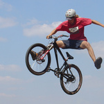 no feet, one hand big air