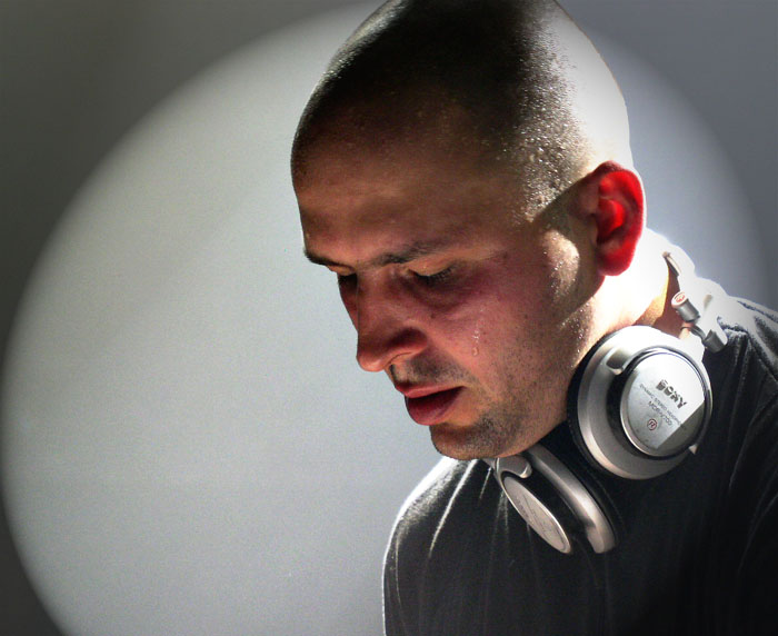 <b>DJ</b> IN AXN