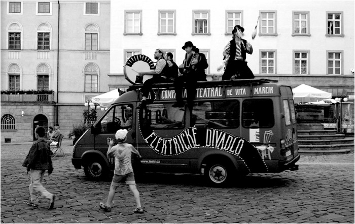Přijelo divadlo