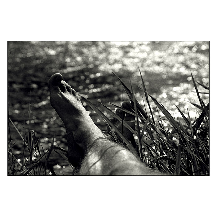 Ležím u vody a pozoruji na hladině volně plující bokehy