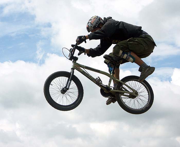 .:One hand one foot.: