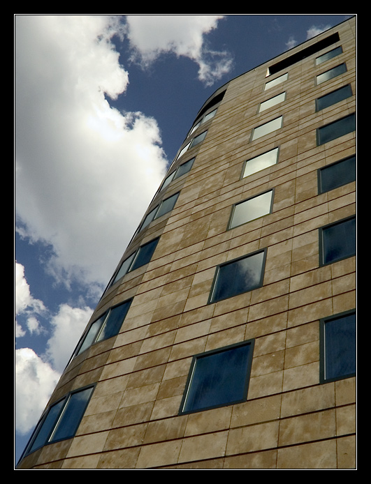 <b>Ztracen v mracích II.</b>