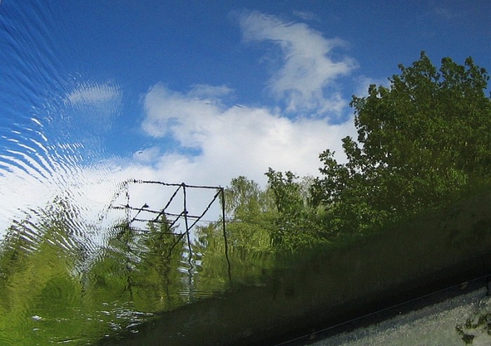 Pokřivené zrcadlo náhonu