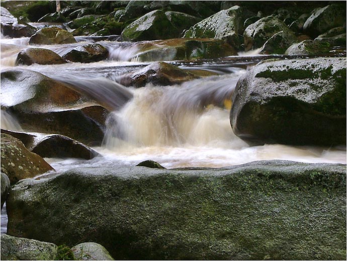 ... po kameni skáče