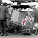 <B>Kto vlastní SNS ?