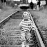 Malý kluk a velký vlak nebo obráceně?