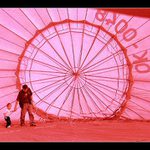 svět v růžové kouli