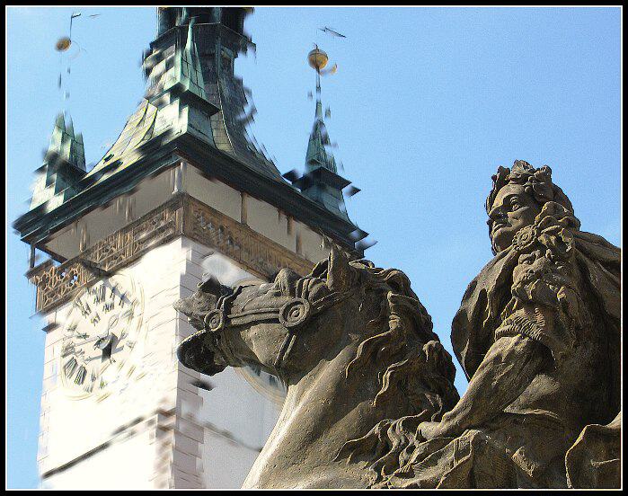 Cézar vstoupil a města se zachvěla..