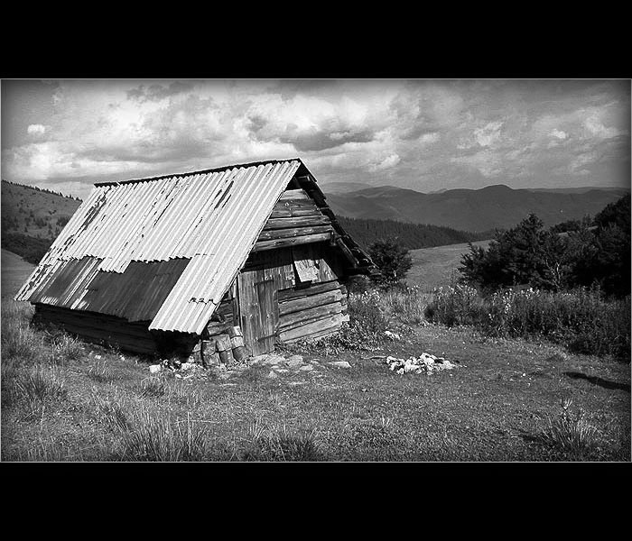 Opustený salaš v B&W ...