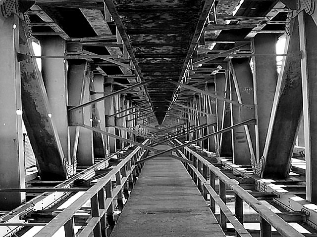 ...cestou železničním mostem...