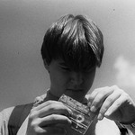 Chlapec odmotávající pásku