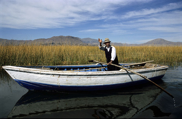 rybář na jezeře Titicaca, Peru