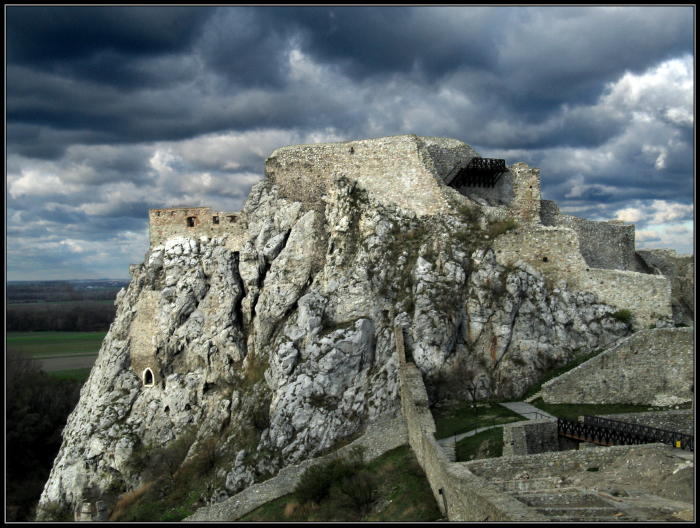 Devín pod mrakom