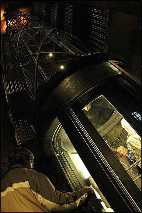  <b>LIFT IN TOWER VII<HR></b><b>