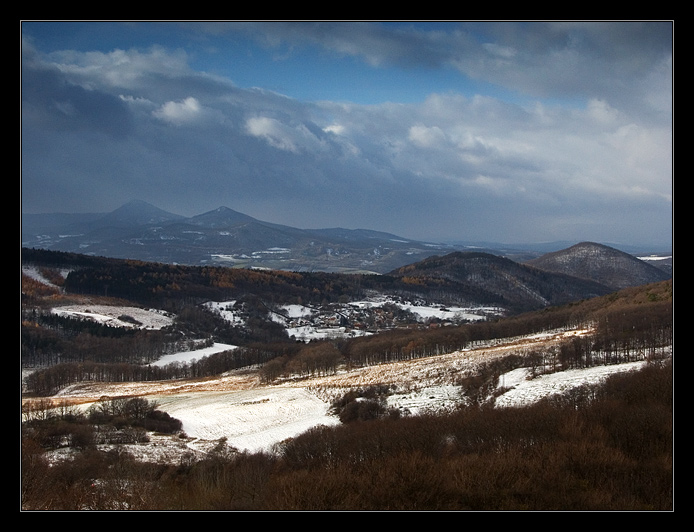<b>Středohoří pod prvním sněhem</b>