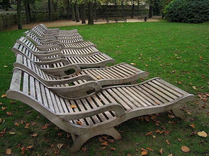 Lehátka v parku Rodinova muzea