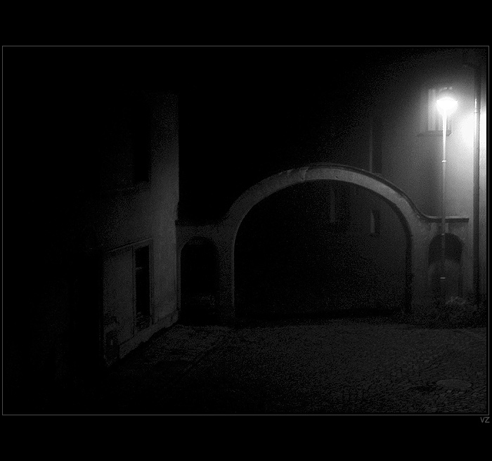 V temných uličkách...