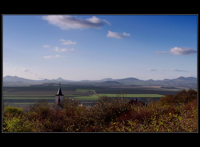 Vrcholy Českého středohoří od kostela v Klapý