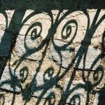 Stín mříže hotelu Adalbert v Břevnově