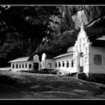 V sevření skal ...