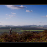 Vrcholy Českého středohoří od kostela v Klapý