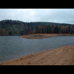 Sychravý den na pláži.