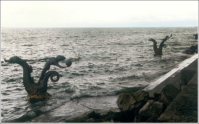 <b>STRÁŽCOVÉ</b> <i>dcery</i> <b>KRÁLE</b> <i>moří</i>