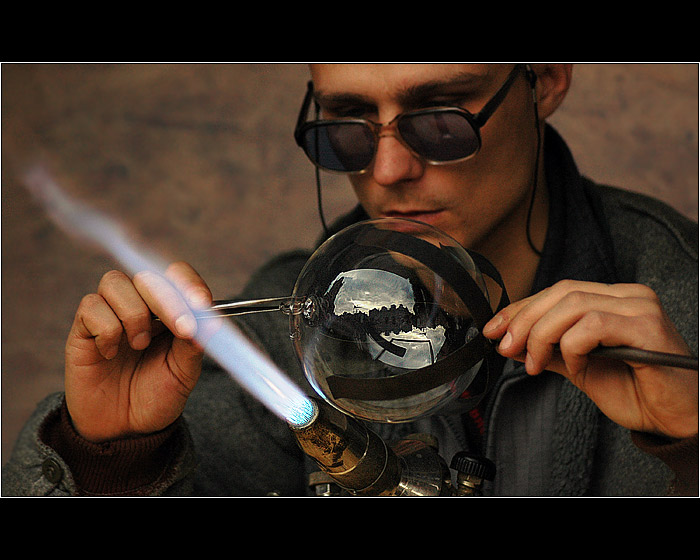 <b>SKLÁŘ . . . <HR></b><b>