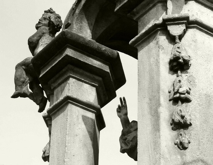 Zátiší s andělem a žehnající rukou