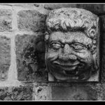 Odsúdeny k úsmevu.