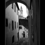 Krumlovskou uličkou.