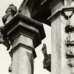 Zátiší s andělem a žehnající rukou