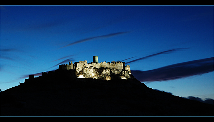 <B><U> ... majestátny ...